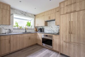 冷蔵庫、電子レンジ、オーブン、コンロ