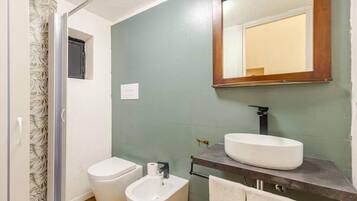 Appartamento familiare, patio | Bagno | Set di cortesia gratuito, asciugacapelli, asciugamani, sapone