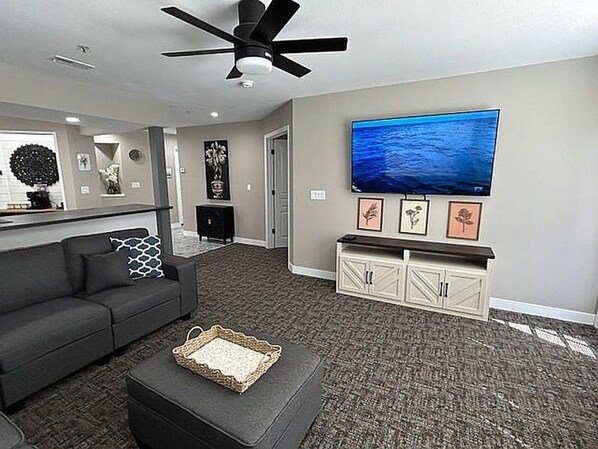 Televisión y chimenea 