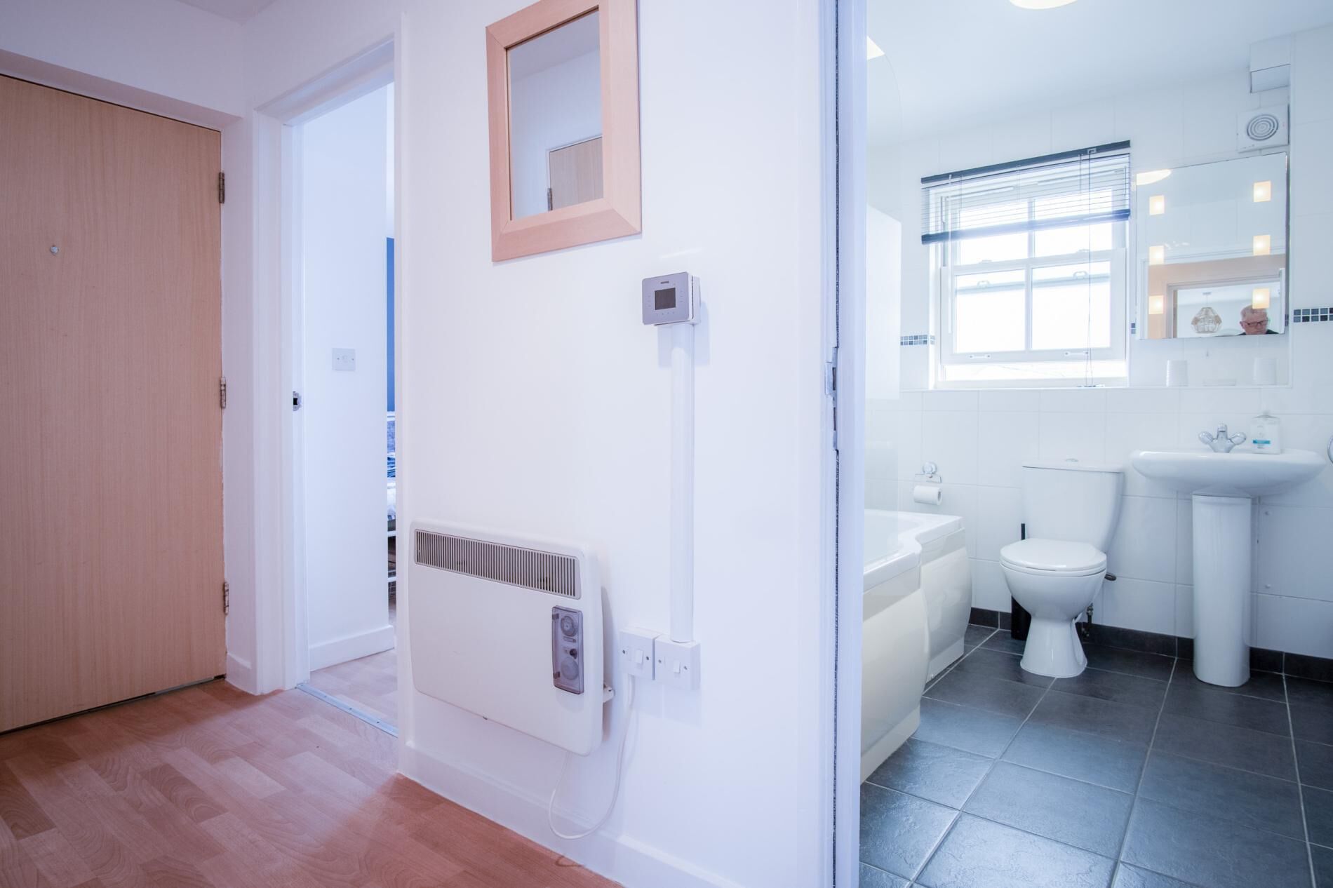 Ein modernes Badezimmer mit Toilette, Waschbecken und Badewanne.