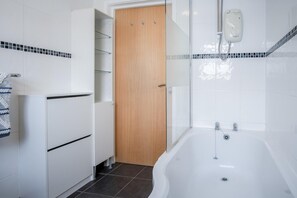 Căn hộ (2 Bedrooms) | Phòng tắm | Vòi sen/bồn tắm kết hợp, máy sấy tóc, khăn tắm 