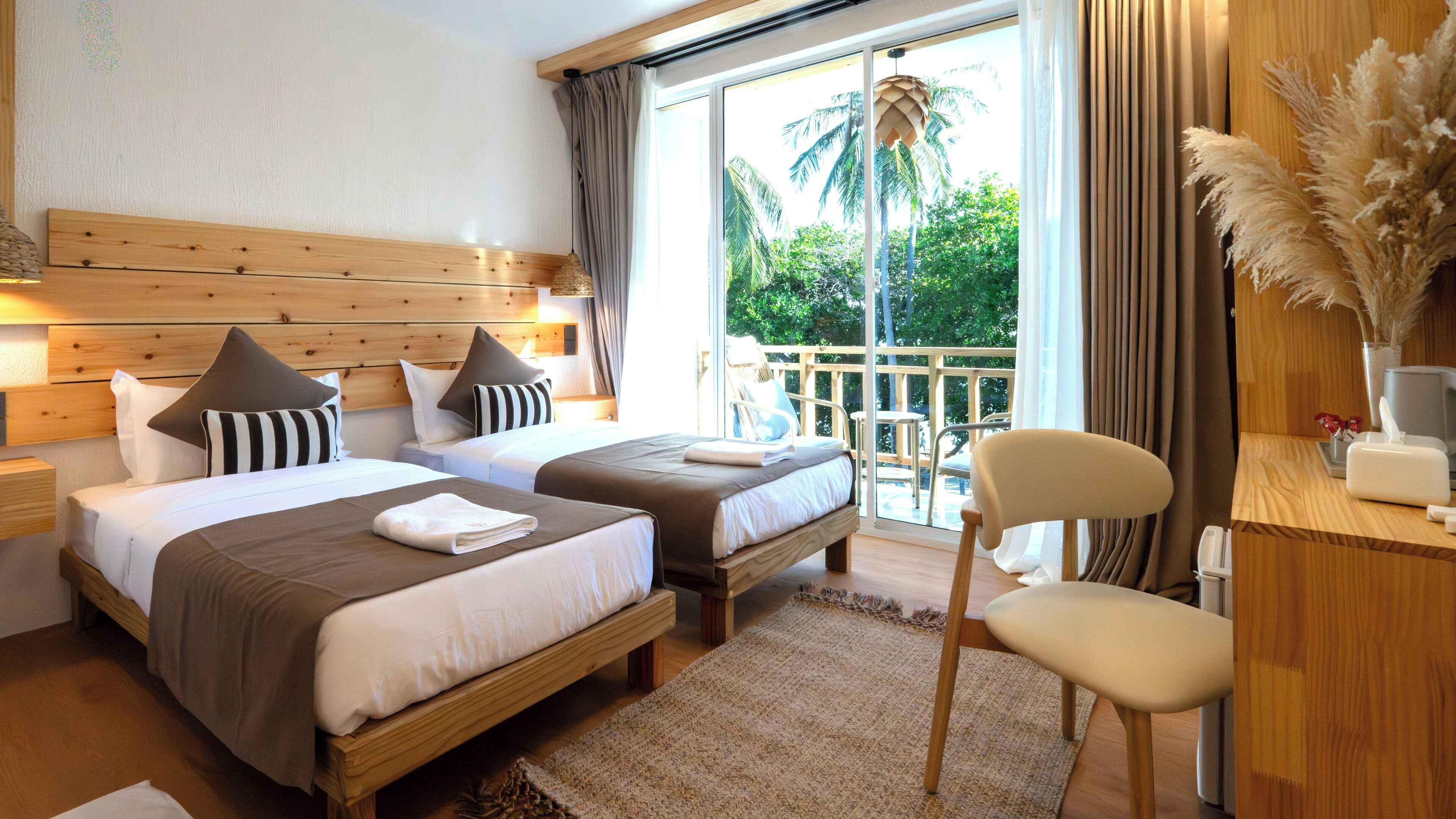 Chambre Deluxe Double ou avec lits jumeaux, balcon, vue partielle sur la mer | Minibar, coffres-forts dans les chambres, bureau