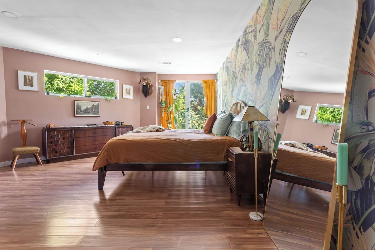 Luxury Room | Iron/ironing board, free WiFi
