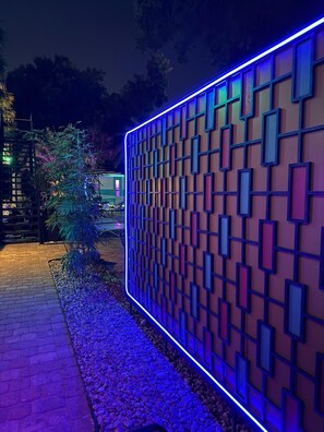 Una piscina al aire libre, camas de piscina con cargo, sombrillas