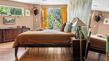 Luxury Room | Iron/ironing board, free WiFi