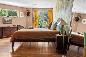 Luxury Room | Iron/ironing board, free WiFi