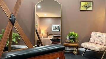 Romantic Studio Suite | Iron/ironing board, free WiFi