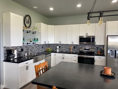 Lakeview house with 50 amp RV hookup..minutes from Martin Bay @ Lake McConaughy!