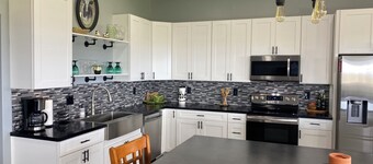 Lakeview house with 50 amp RV hookup..minutes from Martin Bay @ Lake McConaughy!