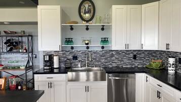 Een magnetron, een oven, een kookplaat, een vaatwasser