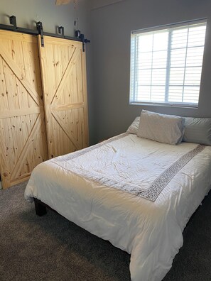 3 bedrooms, iron/ironing board, Internet, bed sheets