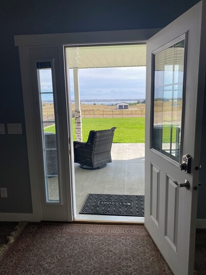 Lakeview house with 50 amp RV hookup..minutes from Martin Bay @ Lake McConaughy!