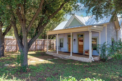 Creek Street Sunday House! Quiet and close to Main Street