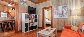 Creek Street Sunday House! Quiet and close to Main Street