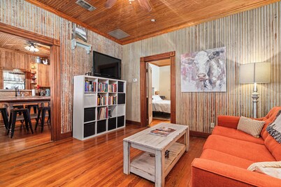 Creek Street Sunday House! Quiet and close to Main Street