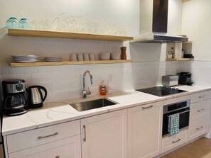 Réfrigérateur, micro-ondes, plaque de cuisson, lave-vaisselle