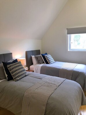 2 habitaciones, cuna de viaje, wifi gratis y ropa de cama
