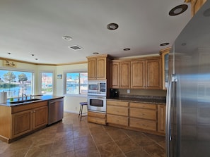 Microondas, horno, parrilla de estufa y lavavajillas