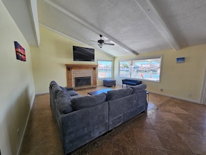 Televisión, chimenea, oficina y monitor de computadora