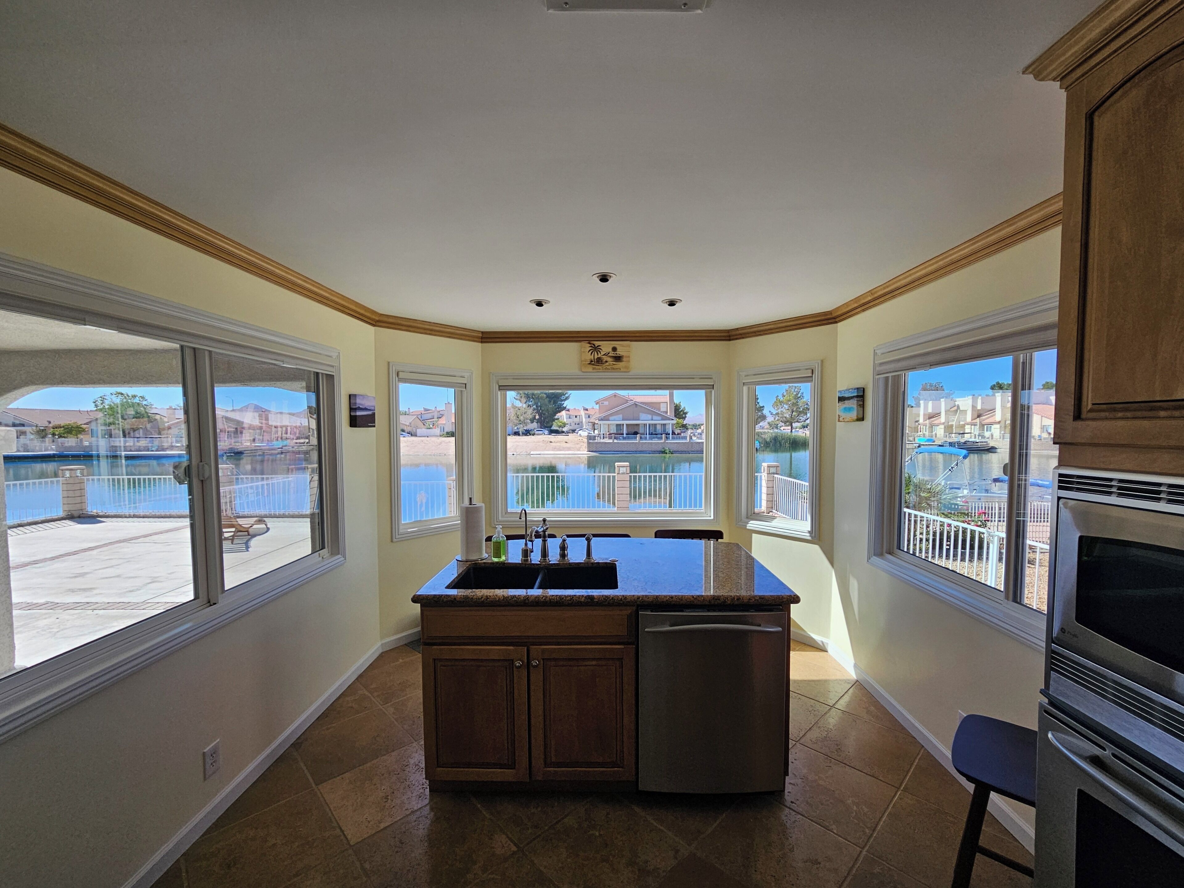 Mikroaaltouuni, uuni, liesi, astianpesukone