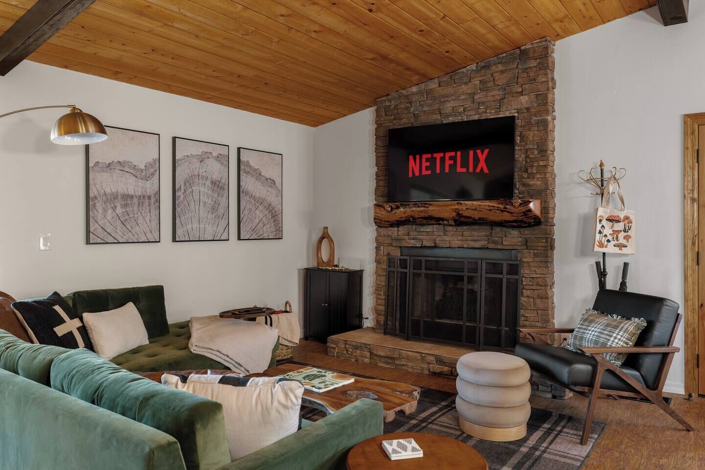 Smart-TV, Kamin, Bücher