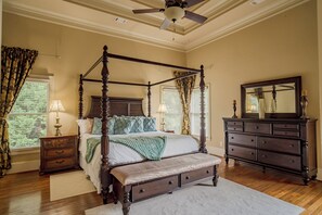 4 bedrooms, iron/ironing board, WiFi, bed sheets