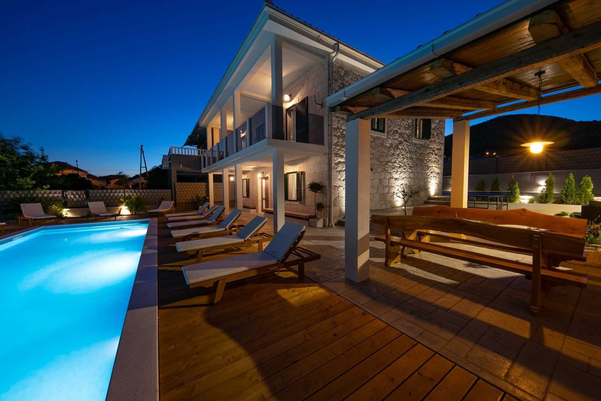 Lämmitetty uima-allas