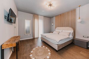 Een strijkplank/strijkijzer, beddengoed