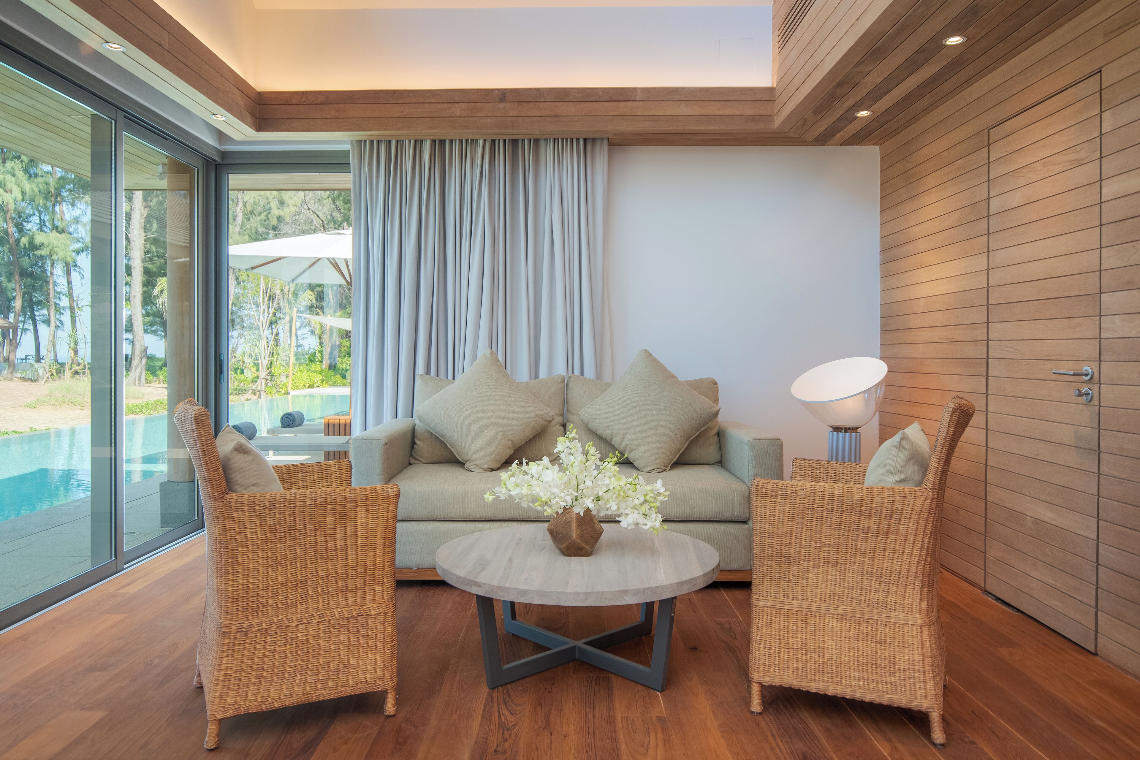 Smart-tv, dvd-spelare och böcker