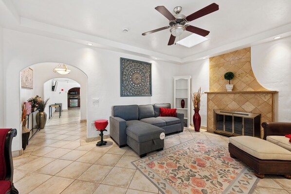 TV - New Lux Roses House-Mins to Mayo Clinic & Airport. (Phoenix)