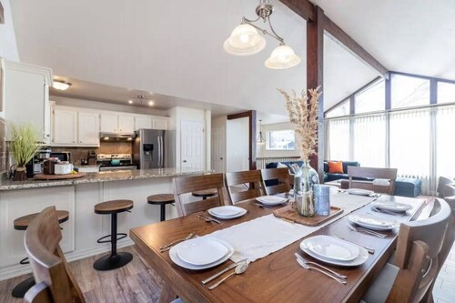 Apres Abode • Pet-Friendly Ski Retreat w/ Hot Tub