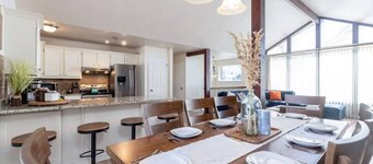 Apres Abode • Pet-Friendly Ski Retreat w/ Hot Tub