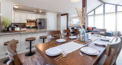 Apres Abode âą Pet-Friendly Ski Retreat w/ Hot Tub