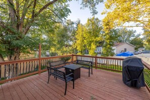 Outdoor dining - Apres Abode • Pet-Friendly Ski Retreat w/ Hot Tub (Sandy)