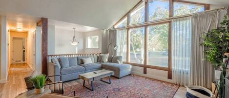 Televisión, chimenea y tenis de mesa