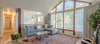 Apres Abode • Pet-Friendly Ski Retreat w/ Hot Tub