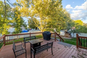 Outdoor dining - Apres Abode • Pet-Friendly Ski Retreat w/ Hot Tub (Sandy)