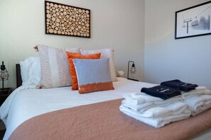 5 bedrooms, desk, WiFi, bed sheets