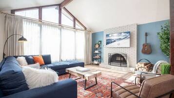 Televisión, chimenea, mesa de ping pong