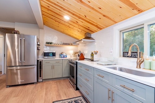 New Listing!-Douglas Lakefront Home-Hot Tub-GameRoom-FirePit-Dog-friendly!