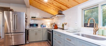 New Listing!-Douglas Lakefront Home-Hot Tub-GameRoom-FirePit-Dog-friendly!