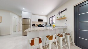 Een koelkast, een microgolfoven, een oven, een kookplaat