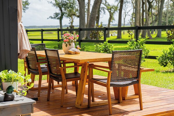 屋外ダイニングエリア