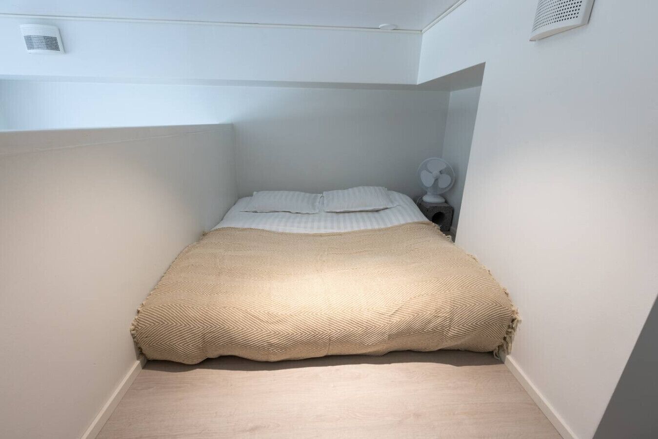 Desk, iron/ironing board, WiFi, bed sheets