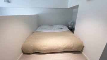 Desk, iron/ironing board, WiFi, bed sheets