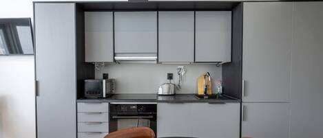 Réfrigérateur, surface de cuisson, lave-vaisselle, cafetiÚre-théiÚre