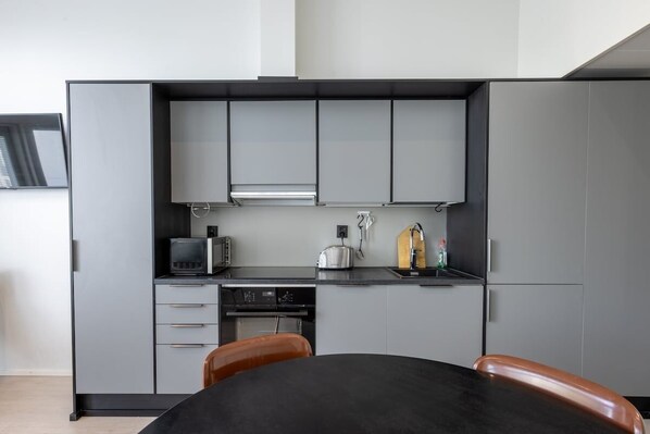 Réfrigérateur, plaque de cuisson, lave-vaisselle, cafetière/bouilloire