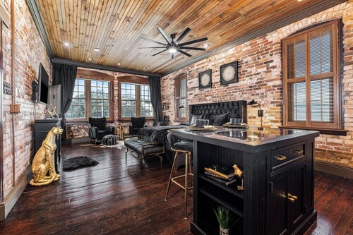 Gotham by Knight. Historic Downtown Loft