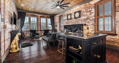 Gotham by Knight. Historic Downtown Loft