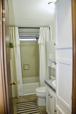 Shower, hair dryer, towels, toilet paper - Relaxing Country Getaway – Pet Friendly, Close to Greenville & Spartanburg (Greer)